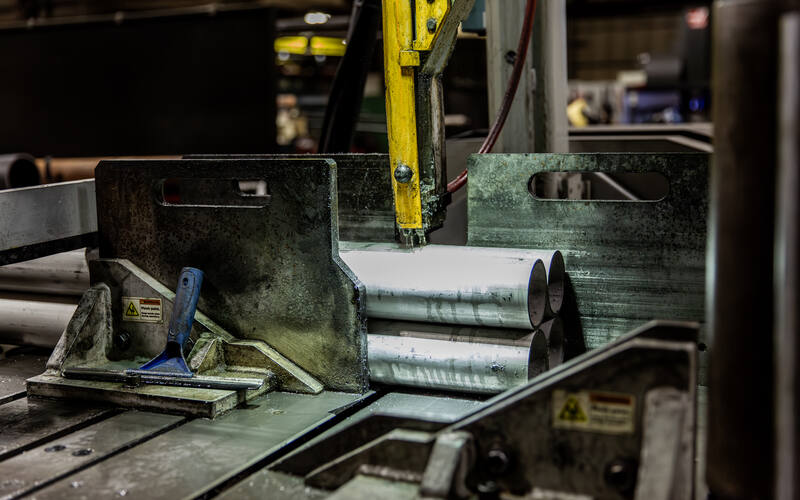 Hydmech precision band saw cutting steel tubing