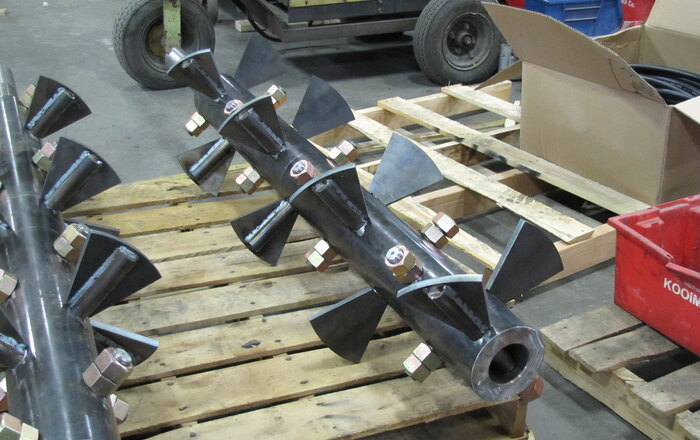 Custom cut-and-fold screw flighting